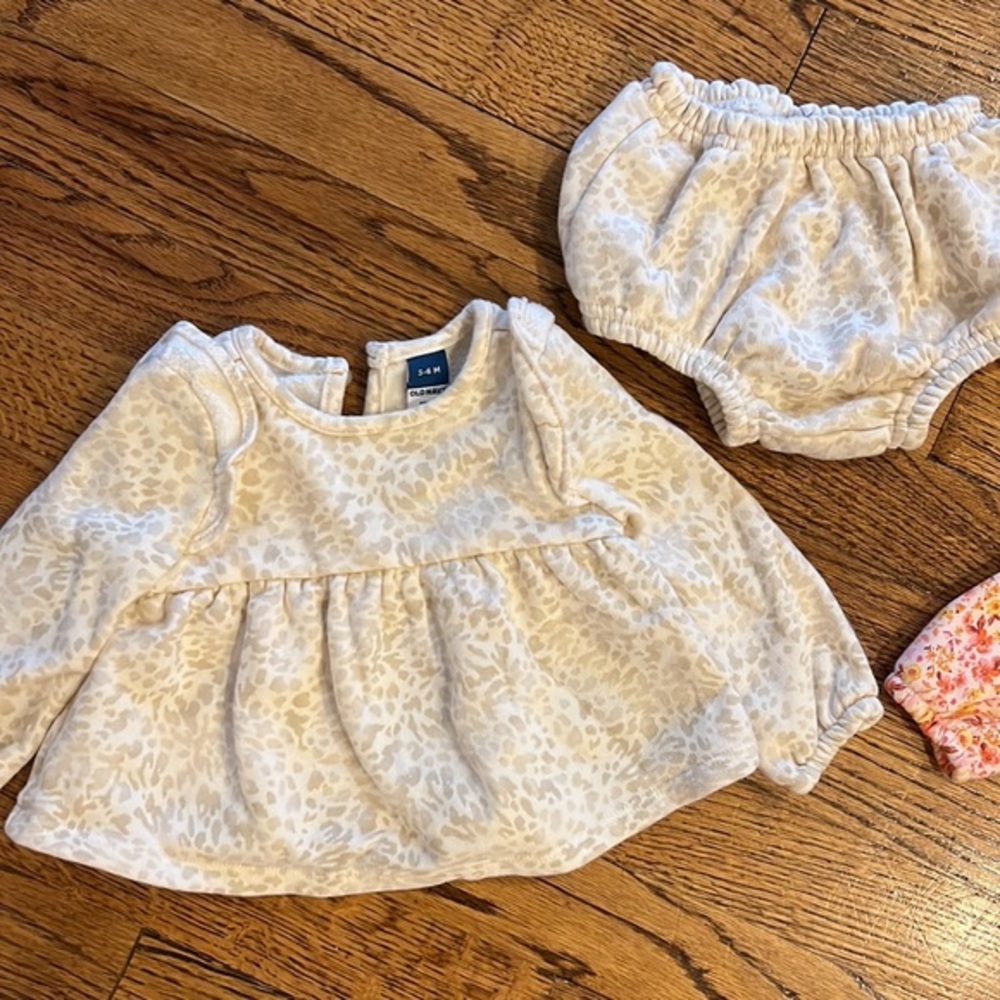 COTTON SETS OF RUFFLE TOPS AND BLOOMERS - SIZE 3-6M - Picture 2 of 5